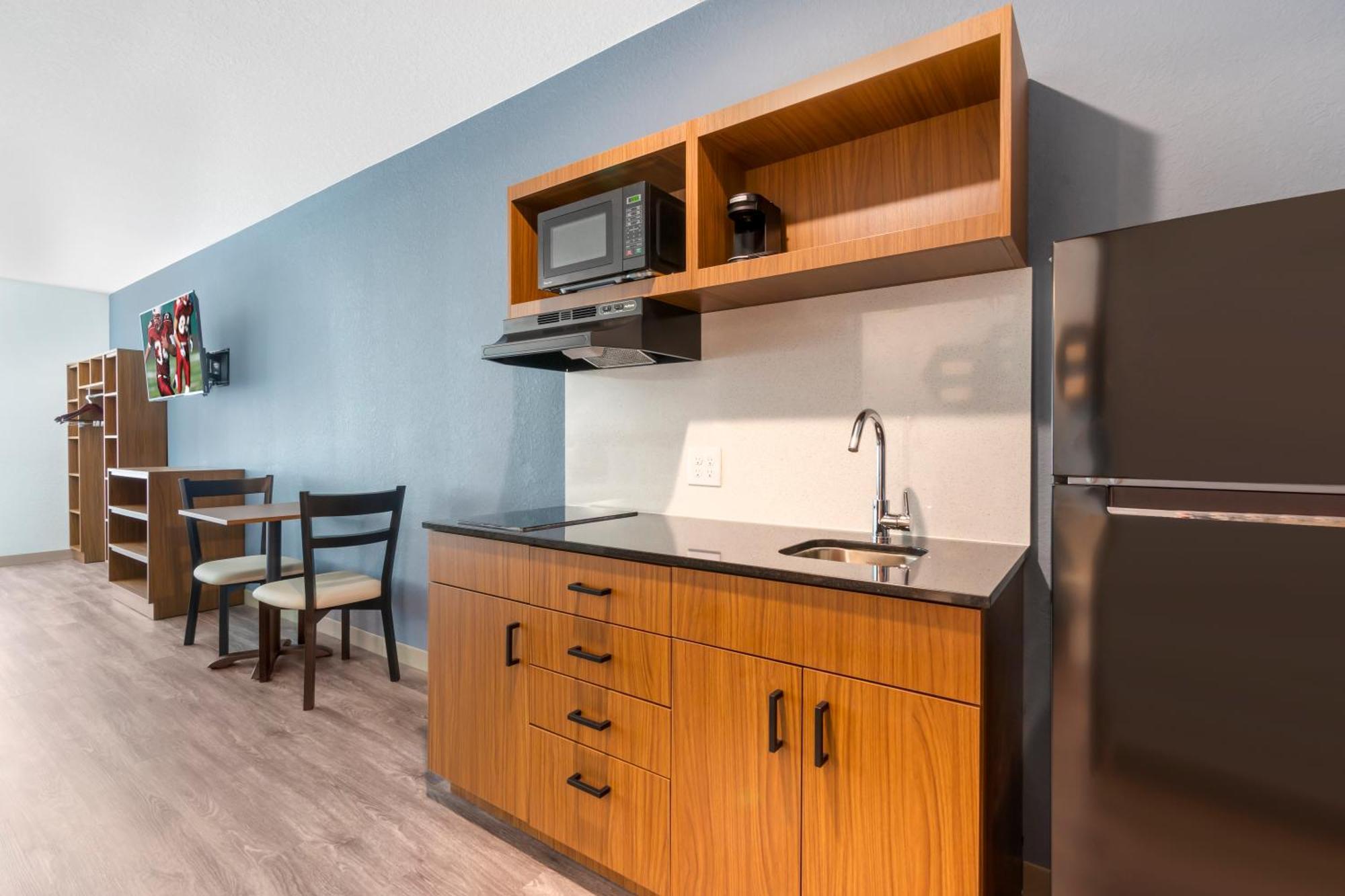 Hometowne Studios By Red Roof Tampa - Airport West Chase Bagian luar foto